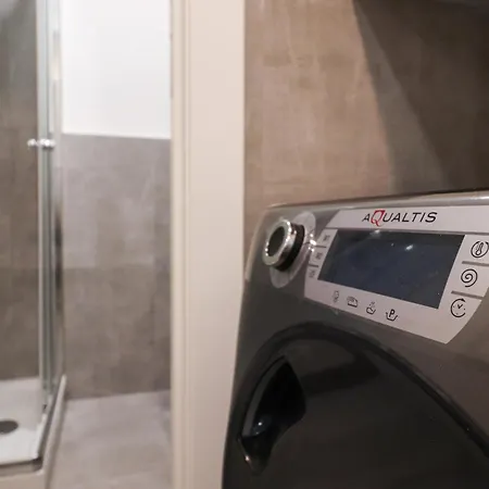 Modern Deluxe - 15min Colosseum, Ac, Wifi & Metro 5min Apartamento Roma