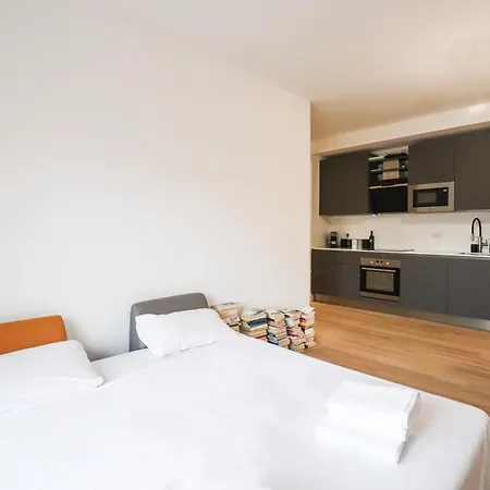 Modern Deluxe - 15min Colosseum, Ac, Wifi & Metro 5min Roma