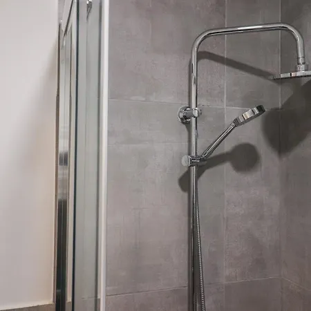 Modern Deluxe - 15min Colosseum, Ac, Wifi & Metro 5min * Roma